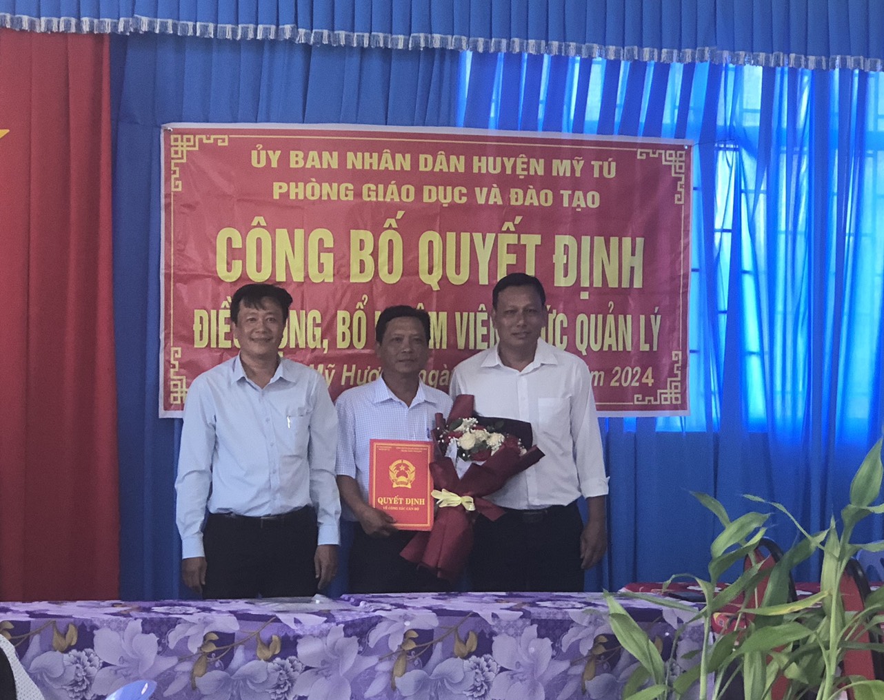 CÔNG BỐ QUYẾT ĐỊNH - ĐIỀU ĐỘNG, BỔ NHIỆM VIÊN CHỨC QUẢN LÝ TRƯỜNG TH MỸ HƯƠNG A